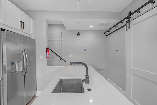 Building Photo - Stunning 1 BR + Den/2 BA 2-Level Condo in ...