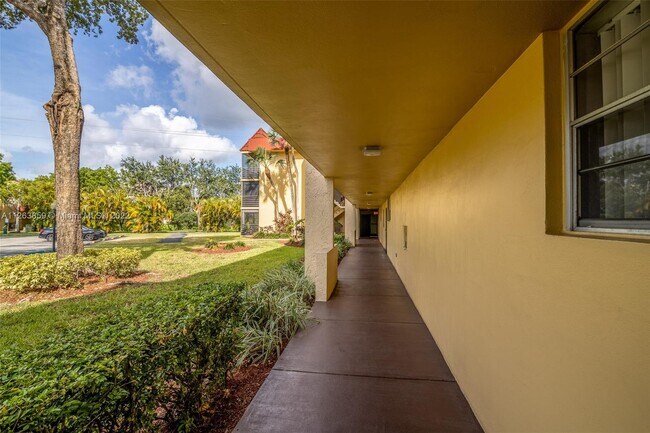 Foto del edificio - 3490 Foxcroft Rd