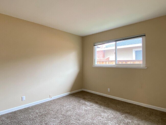 Building Photo - 4996 Kenlar Dr