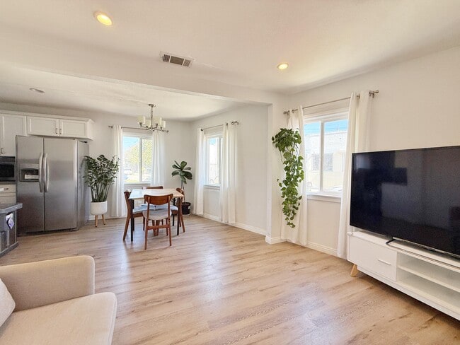 Foto del edificio - Atwater Village Bungalow Unit #1