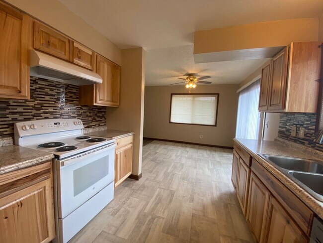 Foto del edificio - Charming 2 Bedroom with Attached Garage!