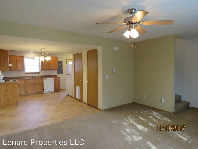 Building Photo - 721 E Kings Carriage Blvd