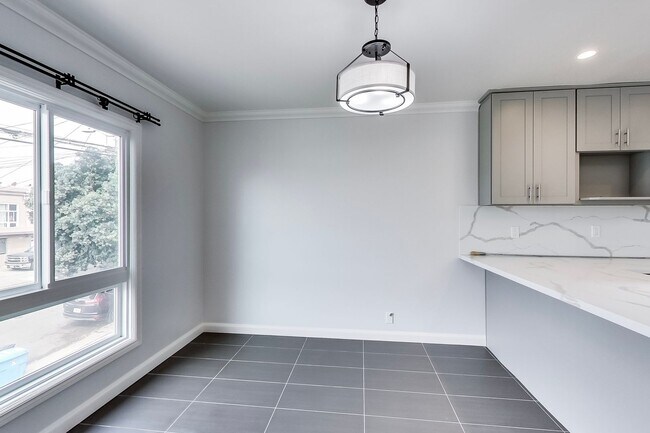 Building Photo - Recently Remodeled 3BR/3BA + Den Single Fa...