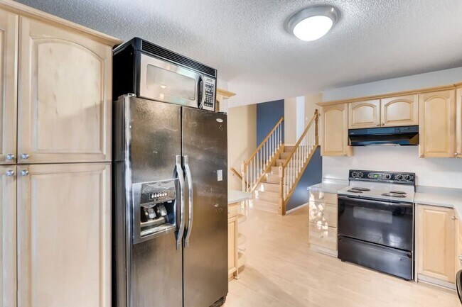 Foto del edificio - Freshly Redone 4 Bedroom, Primary Suite w/...