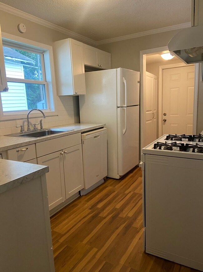 Foto del edificio - Cozy 1 Bed/ 1 Bath Bungalow - Close to Dow...
