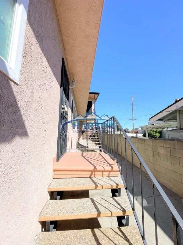 Building Photo - 772 W 10th St