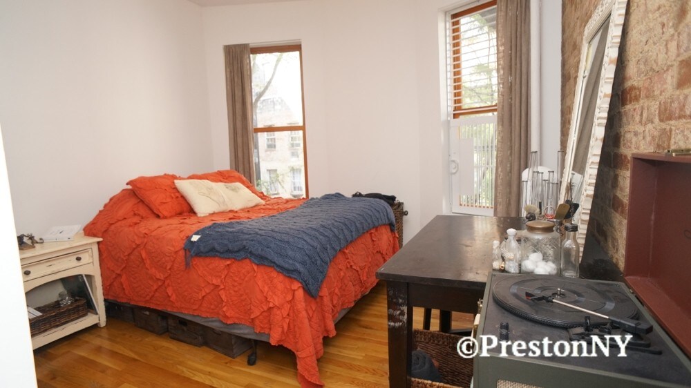 Primary Photo - 335 W 14th St