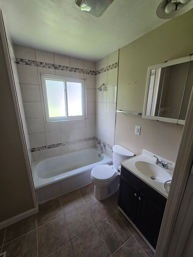 Foto del edificio - 3 Bedroom 1 Bathroom 1375.00