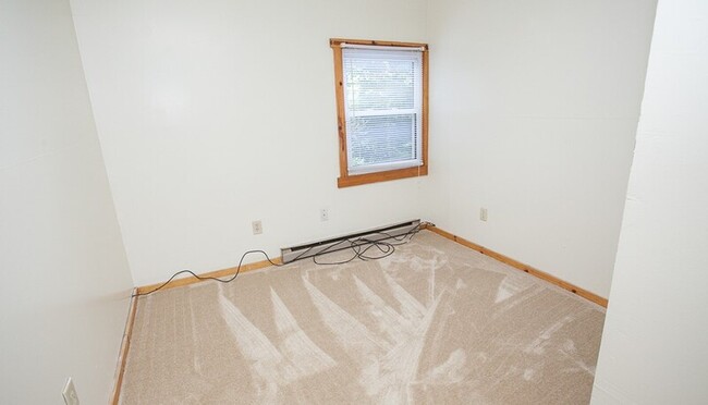 Building Photo - 547 Layman Ave