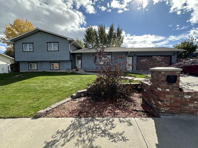 Building Photo - 1028 17th Ave SW
