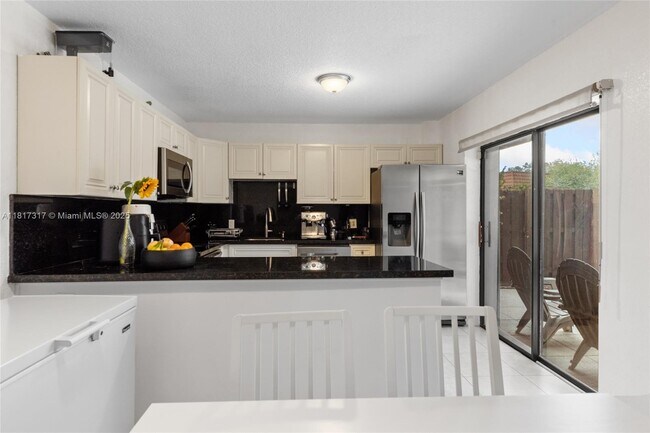 Foto del edificio - 4161 Forest Hill Dr