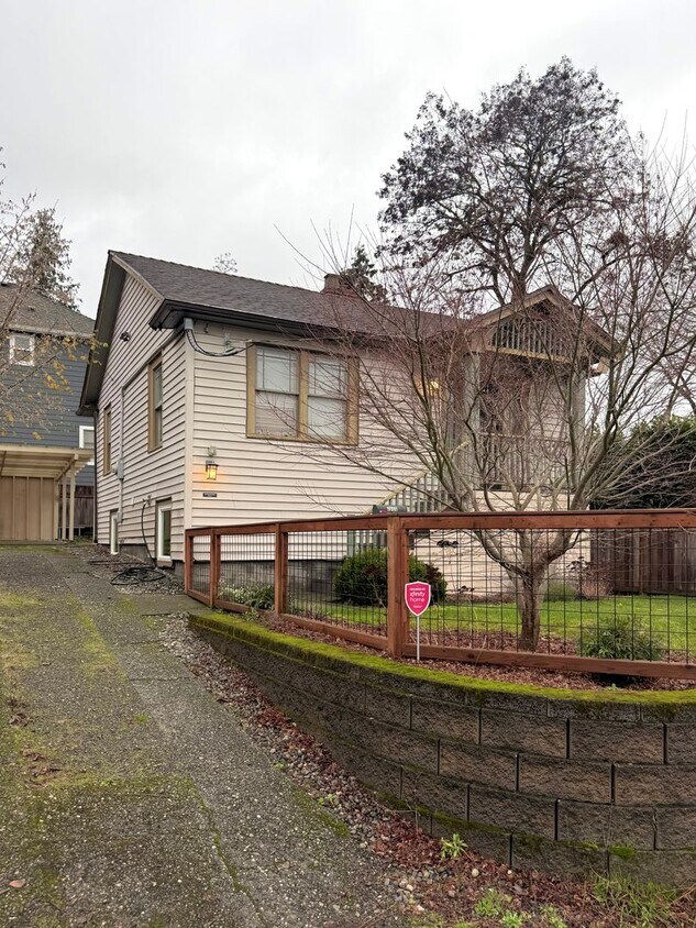 Foto principal - Charming 4-Bedroom Home in the Heart of Maple Leaf