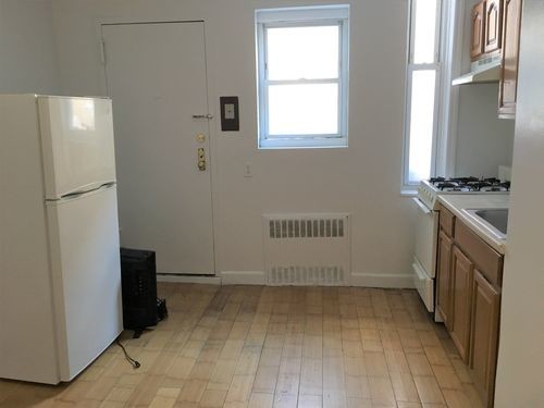 Primary Photo - 2267 Steinway St