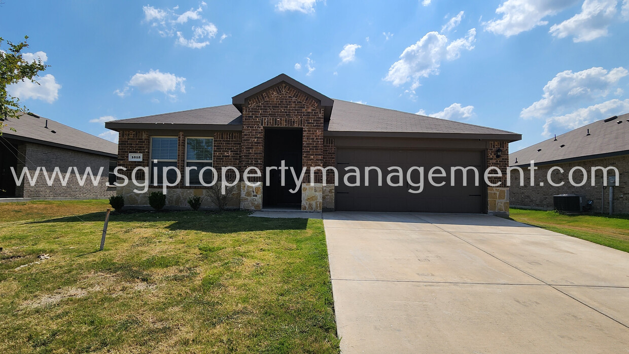 Foto principal - 4 bed 3 bath home ready for rent