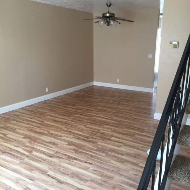 Foto del edificio - Two bedroom Townhouse Spring valley.