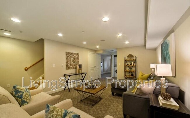 Building Photo - 1034 Quebec Pl NW