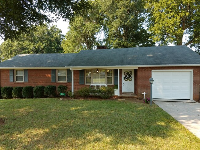 Building Photo - Super cute and updated brick ranch for ren...