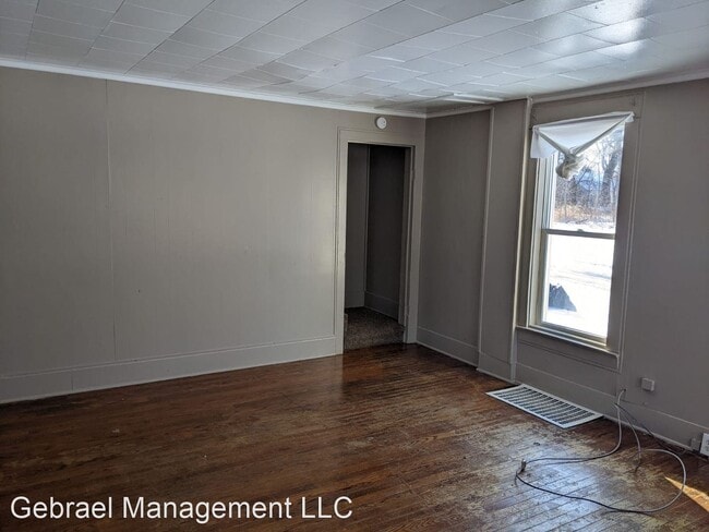 Building Photo - 3 br, 1 bath House - 2931 W Court St
