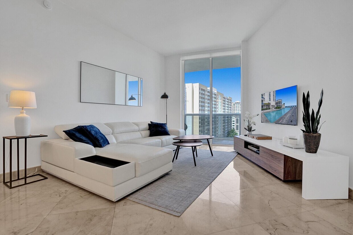 Primary Photo - 16001 Collins Ave