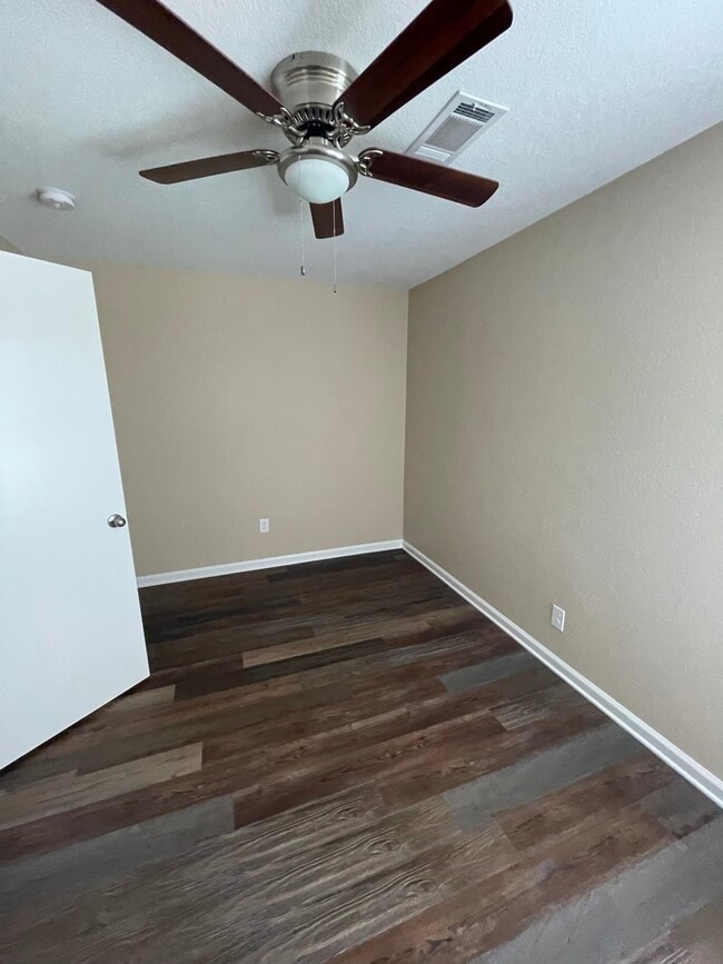 Building Photo - 410 Parkhill Cove