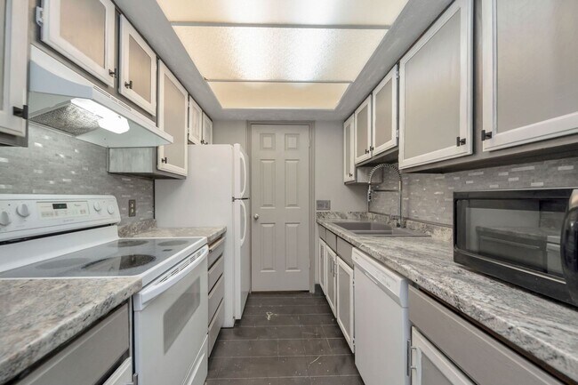 Foto del edificio - Great Location - Leafy Sandy Condo