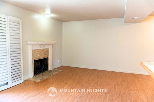 Building Photo - 415 E Creekside Cir