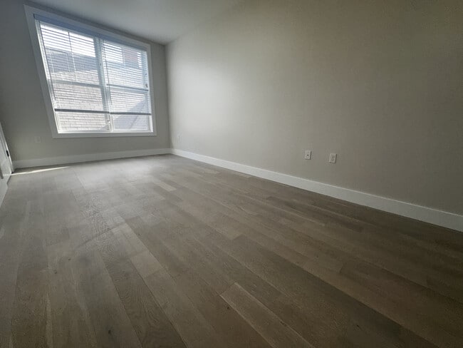 Building Photo - 425 Border Street