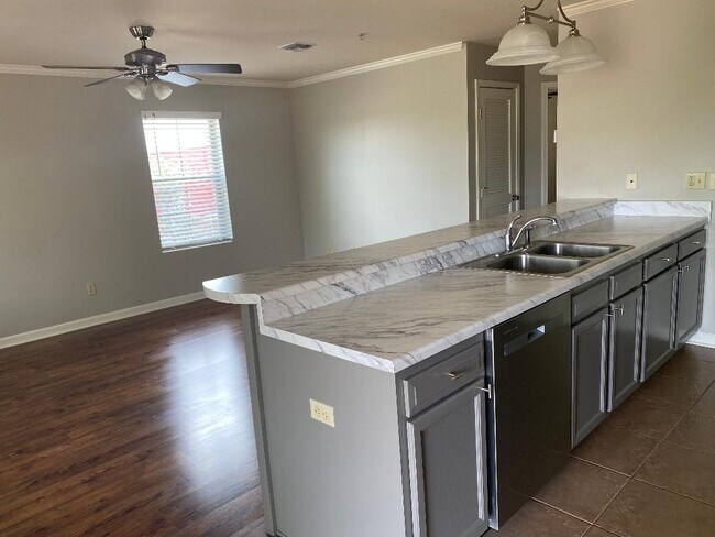 Sala de estar desde la cocina - Guidry Row Apartment Homes