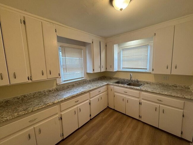 Foto del edificio - 15381 Stansbury Ave