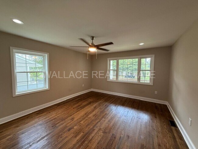 Foto del edificio - TOTALLY RENOVATED 3 BEDROOM HOUSE MINUTES FROM NEW SMOKIES STADIUM!!