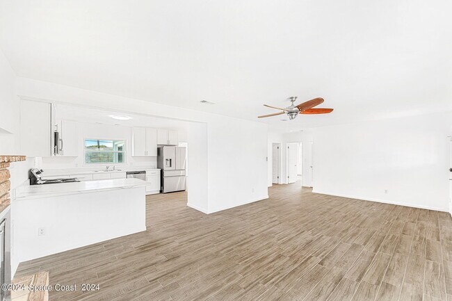 Building Photo - 130 W Osceola Ln