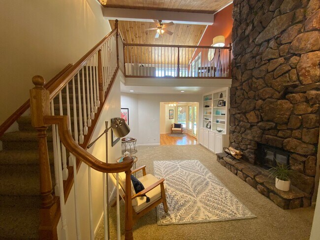 Foto del edificio - 5 Bed 3 Bath Home Across From Salberg Park.