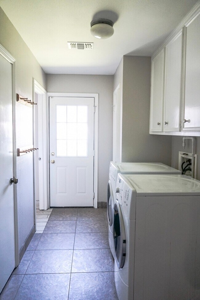 Foto del edificio - 7626 Coachwood Dr
