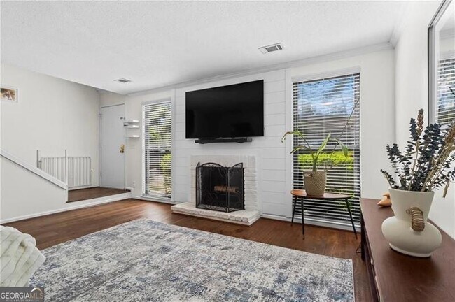 Building Photo - 1028 Riverbend Club Dr SE