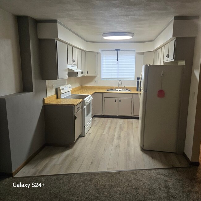 Building Photo - 321 Allan Ave