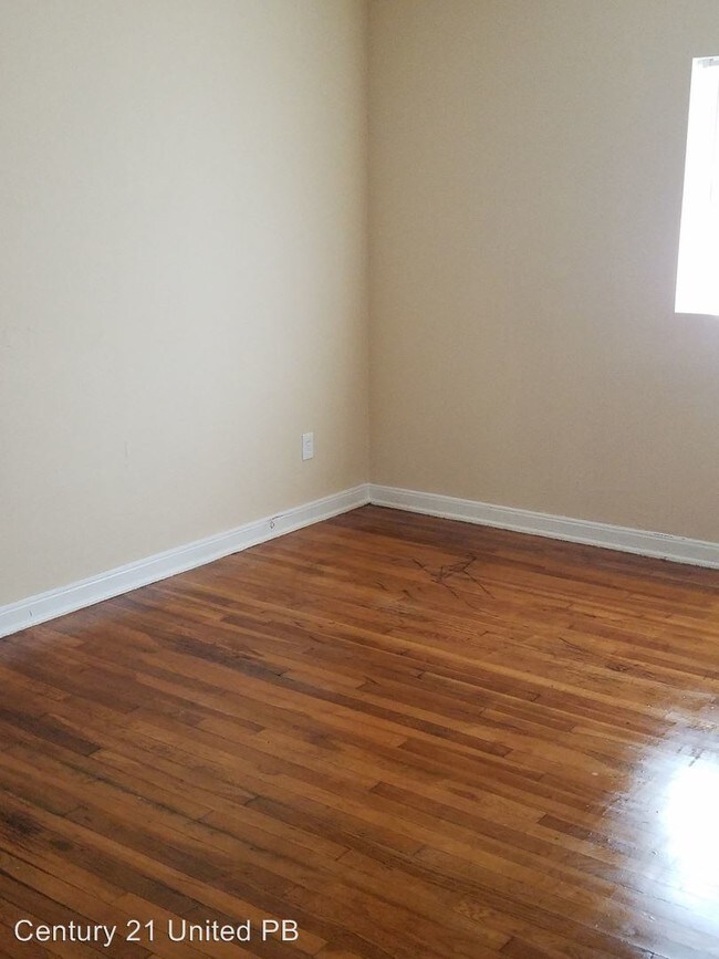 Building Photo - 3 br, 1 bath House - 1021 E 6th
