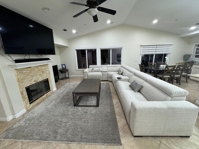 Building Photo - Beautiful 5 Bedroom Home