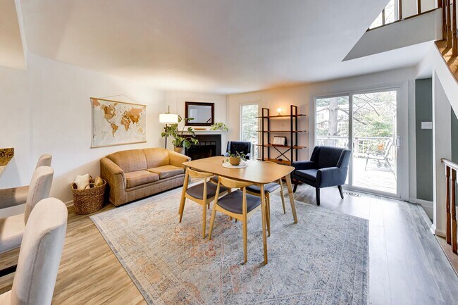 Foto del edificio - 2bd/2.5ba hideaway in the heart of Reston - incredible location $2750+util.