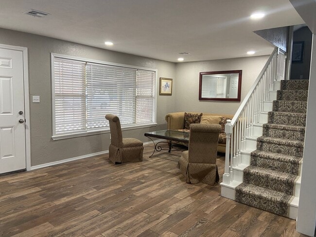 Building Photo - 1012 E 7th Pl