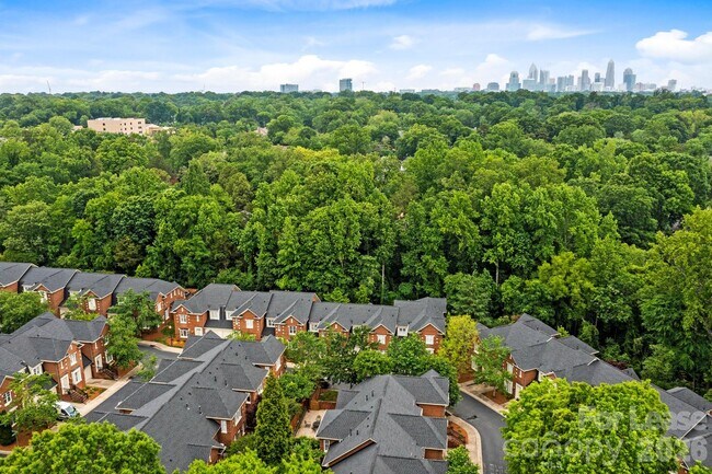 Foto del edificio - 1192 Hampton Gardens Ln
