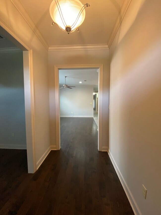 Foto del edificio - 3 Bedroom home in a Gated Community off Bu...
