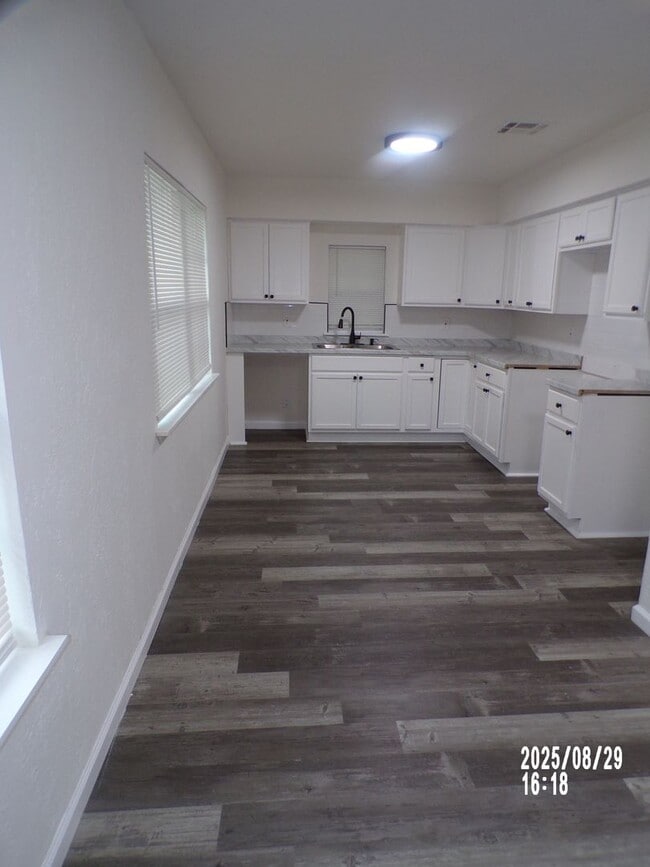 Building Photo - Great re-do , Centrally located to shopping and Ft Sill