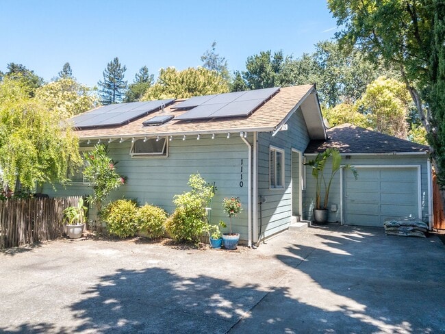 Building Photo - Darling Cottage!  3BR/1BA! Deck and Yard! ...