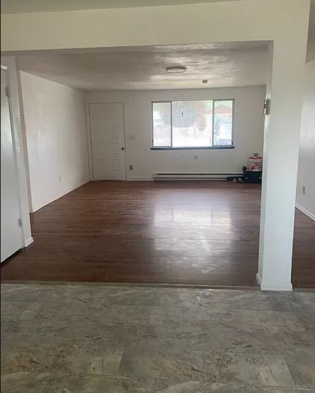 Building Photo - Updated 4 Bedroom 2 Bath PET FRIENDLY