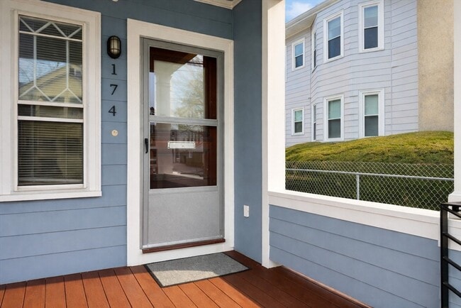 Foto del edificio - 174 Maplewood St