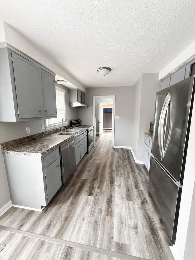 Building Photo - 3 Bedroom 2 Bathroom Home!!