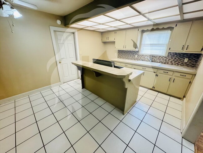 Building Photo - "Charming 2-Bedroom Haven on Main Street"