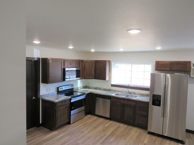 Building Photo - 210 Holm Ave