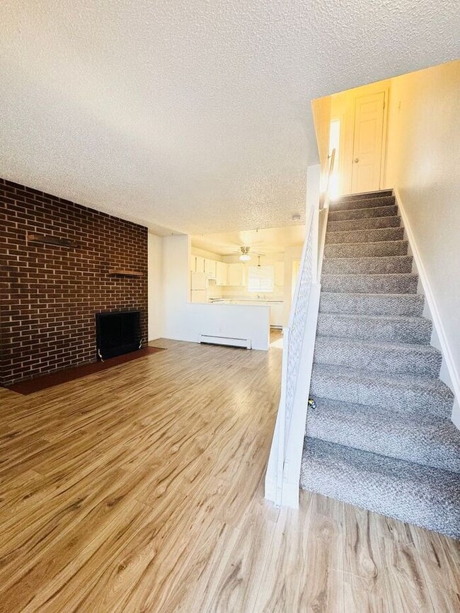 Beautiful 2 Bedroom Town Home! - Beautiful 2 Bedroom Town Home!