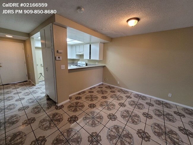 Building Photo - 959 S Mountain Ave